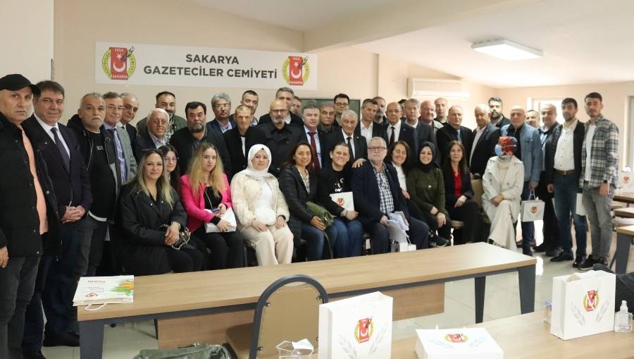 SGC’de Matur yeniden başkan: SGC Olağan Genel Kurulu’nda Sezai Matur yeniden başkanlığa seçildi. Kongrede konuşan Matur, “Gazeteci, radyocu, televizyoncu, internetçi, ajanscı kim varsa cemiyetimiz… 

The post SGC’de Matur yeniden başkan first appeared… dlvr.it/T69Xt4