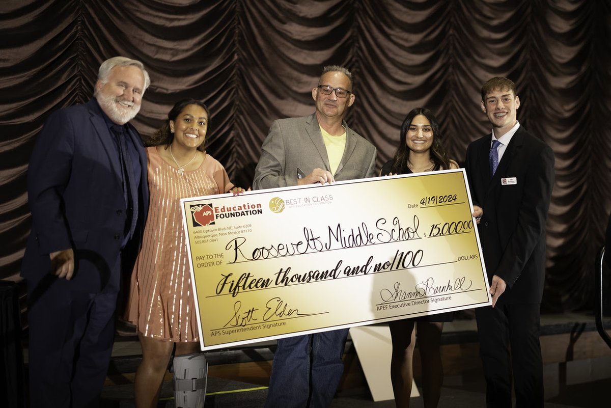 Congrats to Roosevelt Middle School for winning Best In Class at the APS Gold Bar event! 

Their SMART Farm/Engineering Club secured a $15,000 grant for their innovative work exploring solutions to climate change, overpopulation, and more.

Read more: loom.ly/yOILtFQ