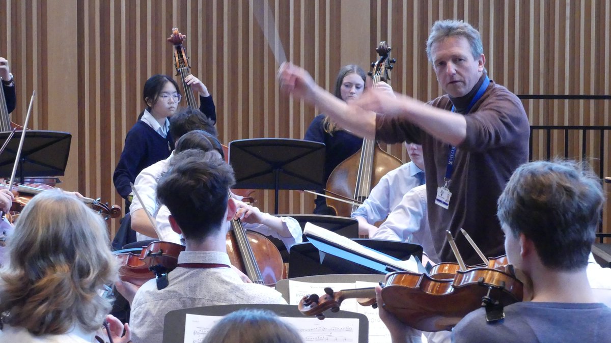 🎼 Last Wednesday saw the annual Composers' Orchestral Workshop where selected pupils have the rare opportunity of writing pieces for full Symphony Orchestra and having them performed by the School Orchestra. ➡️ Read more: bit.ly/3xTFRoR #EstoQuodEs #BeWhatYouAre