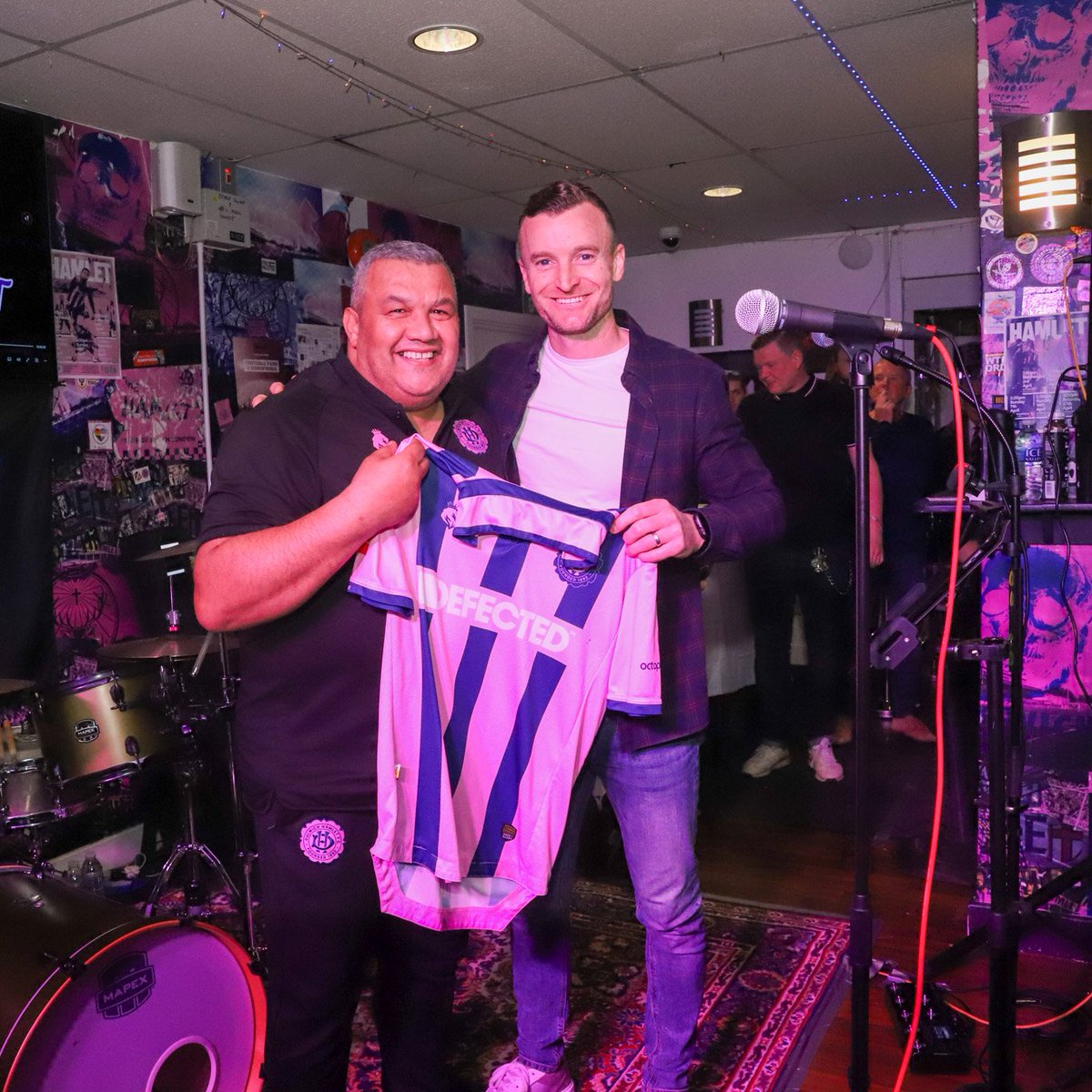 Following his retirement @Ricko707 was presented with one of his final kits signed by the playing squad, managers team and club staff. We look forward to seeing you joining the Rabble next season Ricko 😉 #DHFC 💖💙
