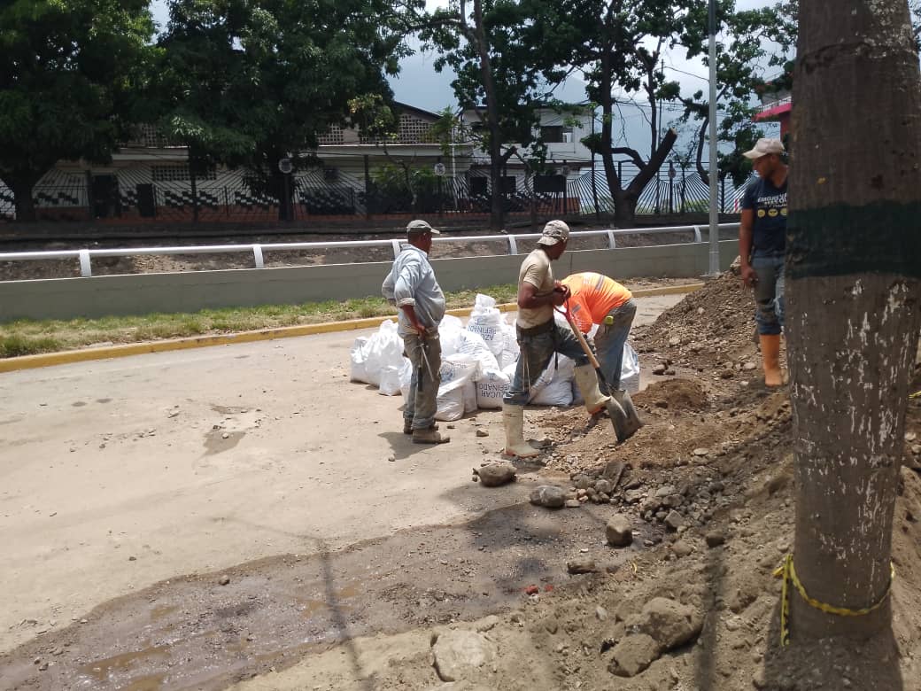 #Entérate 📢 || Así #AVANZAMOS en labores de armado del acero para la tapa del cajón trabajos de embaulamiento de aguas servidas en las avenidas Río de Janeiro y La Estancia.
@TransporteGobVe 
@isaiasnar

#GMTVzlaIndetenible 
#SomosEnvial