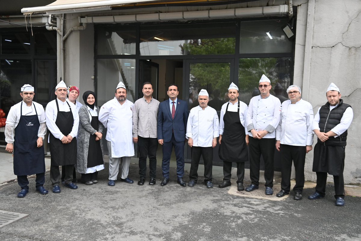 İhtiyaç neredeyse, Beyoğlu Belediyemiz orada. Bugün günde yaklaşık 1500 kişiye sıcak yemek hizmeti sağlayan aşevimizi ziyaret ederek, çalışmaları yerinde inceledik. Aşevimizin kapasitesini artırmak için çalışmalarımıza hızlıca başladık.