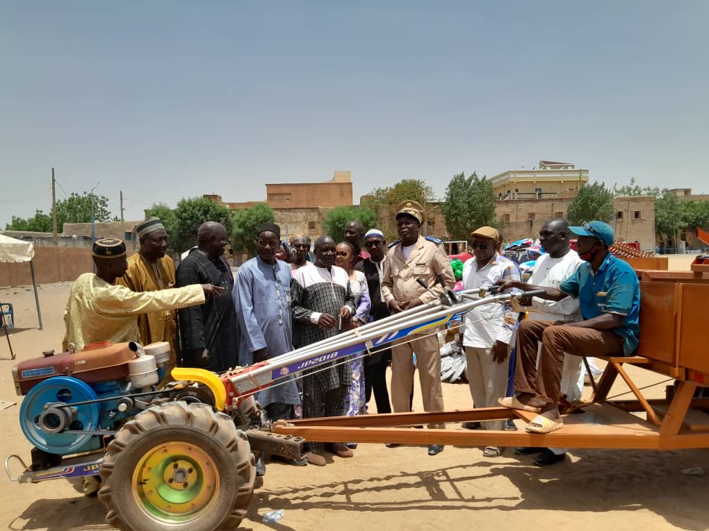 ONGImadel's tweet image. #PCRSS
Dans le cadre de l’exécution de sa mission, IMADEL a participé le 24/04 a la remise officielle par le projet PCRSS des matériaux comme, tracteurs, batteuses, motoculteurs aux OCB et des kits pour les Vulnérables et PDI à Mopti.
@ONGImadel @SOS_SAHEL_