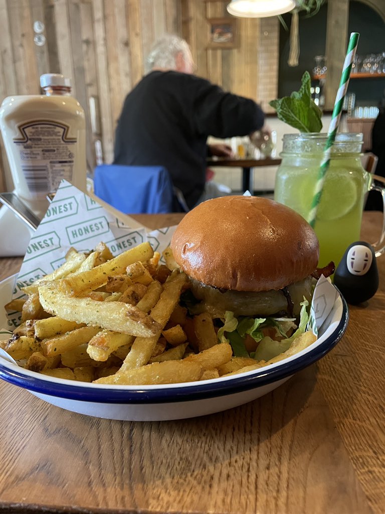 Since my friend need to work today, decided to take a trip to Windsor Castle, and had this wonderful @honestburgers 👍🏼

1 day to go for the opening of Spirted Away stage!

#windsorcastle 
#honestburgers 
#SpiritedAway
#千と千尋の神隠し