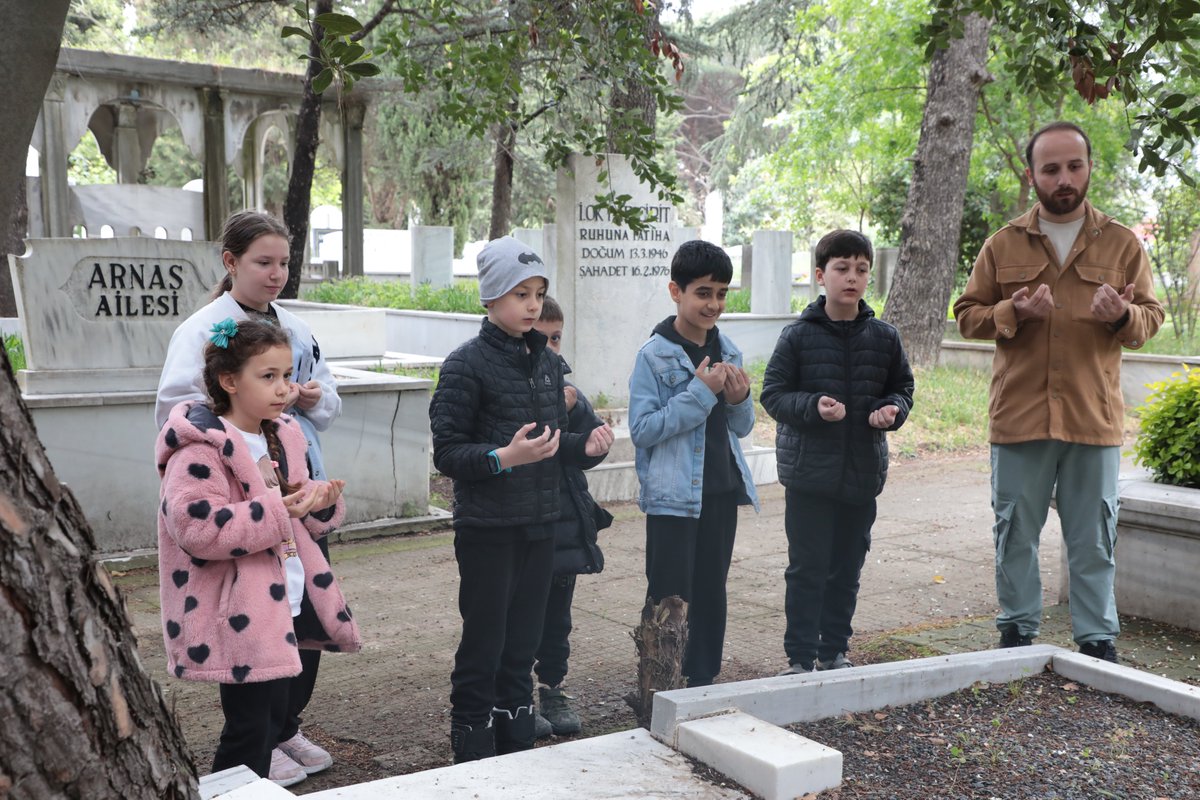 Ömrünü sanata ve tiyatroya adamış bir isim olan Muhsin Ertuğrul'u, ESEV'de drama eğitimi alan kursiyerlerimizle birlikte kabri başında dualarla andık.