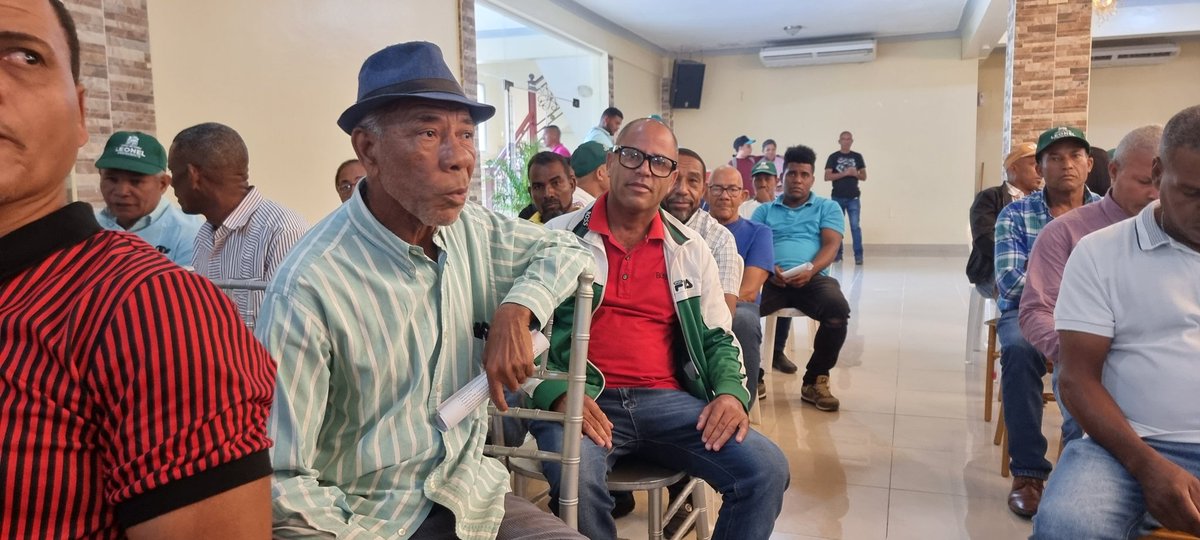 Mientras @LeonelFernandez recorría las calles San Pedro, Luis Toral replicaba los conocimientos electorales en Azua @LuisToralC La maquinaria de Azua lista para el combate ➡️ #FuerzaDelPueblo #FPComunica #Azua #Vota3 @zuleicagarcia88 @juanpujols02 @bielka_santa