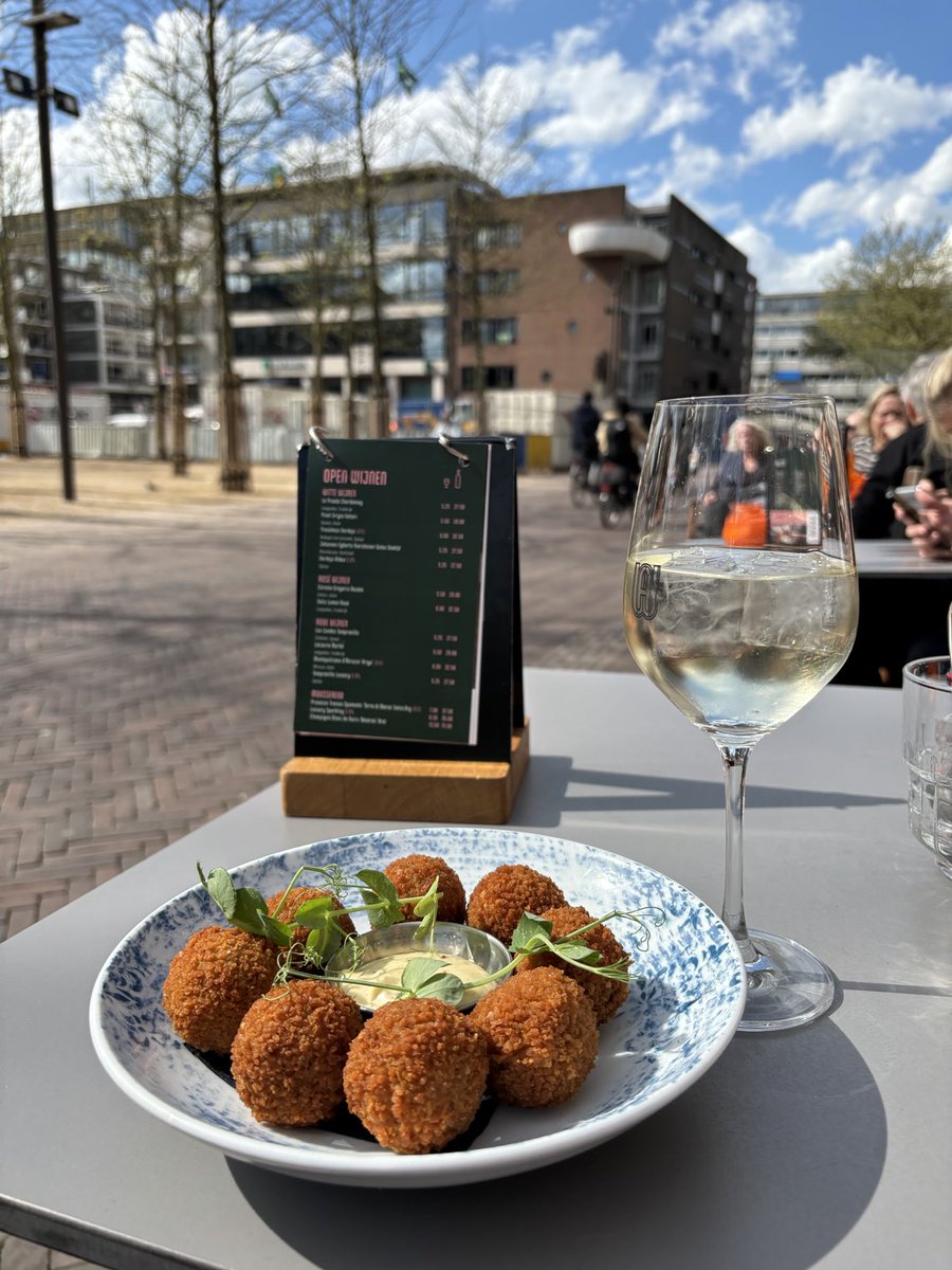 Op de Grote Markt van Greuningen, in de zon, met een glas Pinot Grigio en een portie bitterballen: ik geef het 3 Michelinsterren want na die ellendige treinreis zeg ik ‘ça vaut le voyage’En #eierballen stonden niet op het menu…