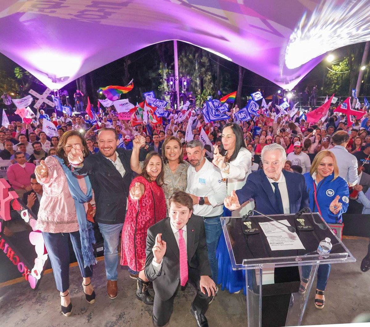 Ayer tuve el honor de acompañar al #DebateINE a la próxima presidenta de México @XochitlGalvez, quien tuvo una contundente victoria y estoy seguro que ganará la elección el próximo 2 junio. ¡Felicidades! #Xochitl2024