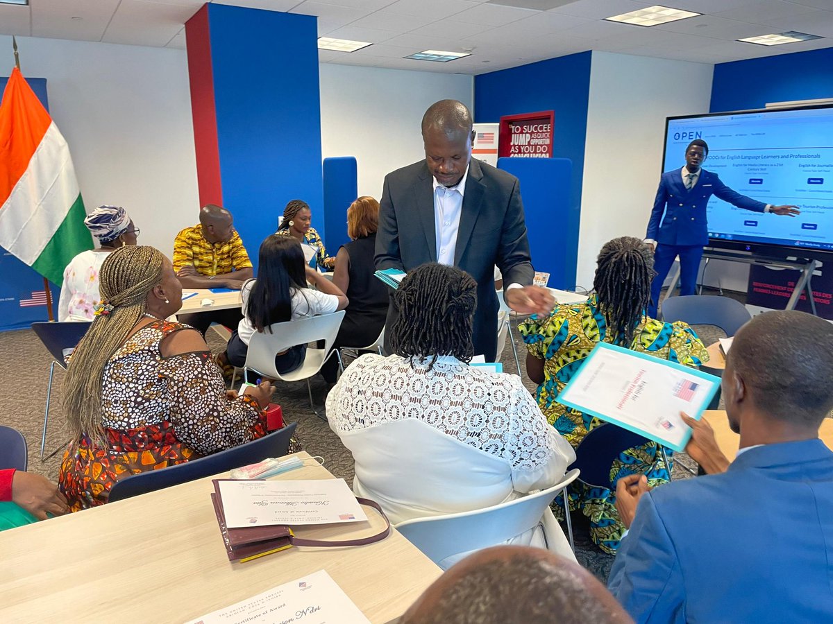 Les 🇺🇸 soutiennent le tourisme en 🇨🇮 à travers le renforcement de capacités en Anglais, des professionnels du tourisme. Une vingtaine de participants de la première cohorte ont reçu leur certificat après trois mois de formation. #peuplepaixprospérité