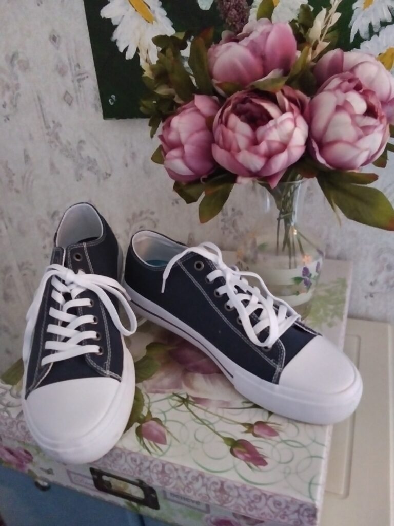 👩 Enter to #win a pair of Lugz Women’s Stagger Lo Sneakers For Mother's Day! #gifted #MothersDay #MothersDay2024 #Giveaway 👉🏽 susiesreviews.com/2024/04/give-m…