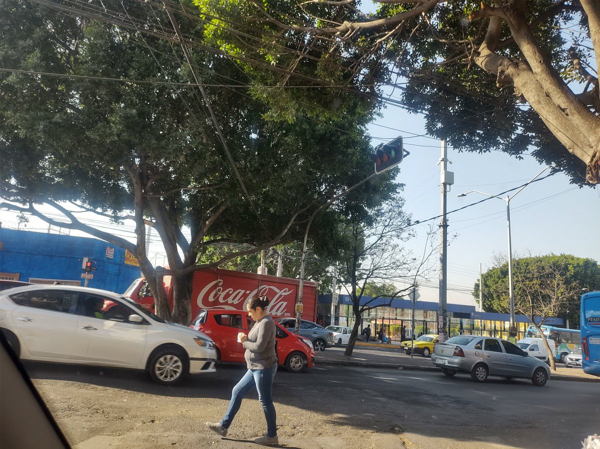 cristianjdg1's tweet photo. Oye @qromunicipio nomas se #hacen #weyes en poner el semaforo faltante en #metralla y #corregidora, ya lleva varios años asi #queretaro https://t.co/fW3pvIDdPf