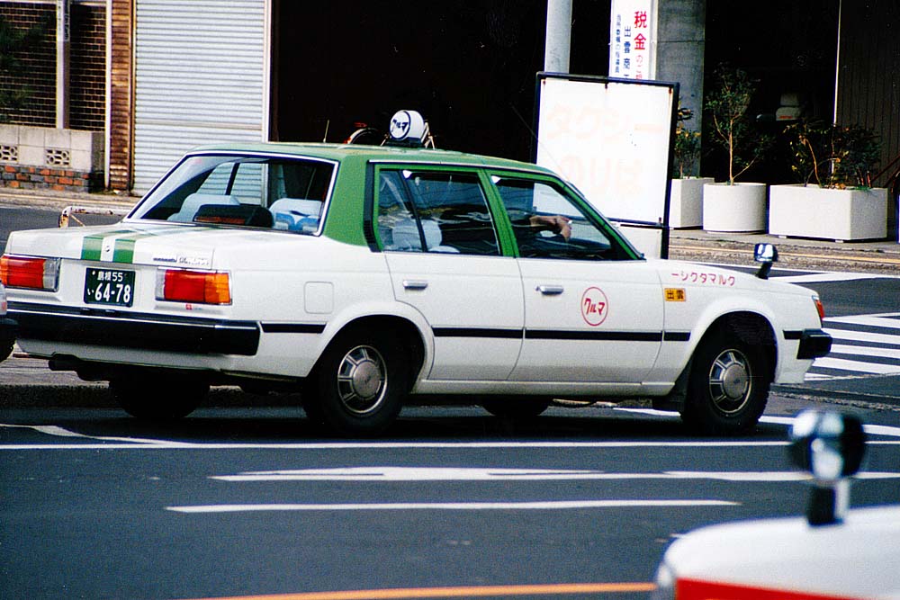 島根・クルマタクシー　トヨタ コロナYT140デラックス
現在会社名はネットでは確認できない。　（1995.3頃　出雲市駅）
＃タクシー　＃コロナ　＃YT140