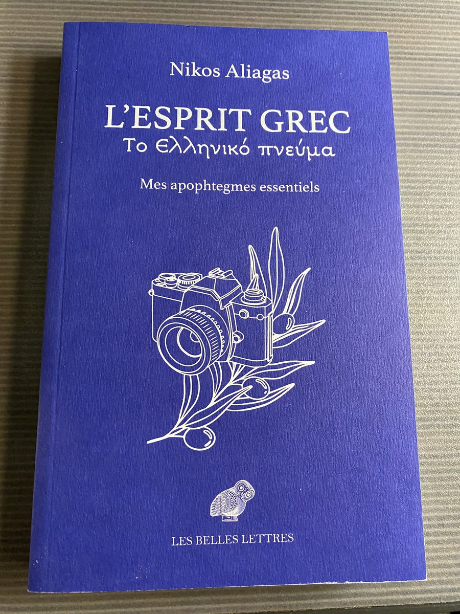 Chez @DeNaturaRerum1, cette librairie arlésienne essentielle pour tous les amateurs de l’Antiquité, j’ai acheté le livre de @nikosaliagas, ce recueil de phrases lumineuses et profondes comme le ciel de Grèce Un bonheur de lecture