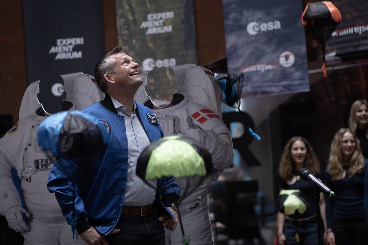 “Space is about utilising the endless possibilities space offers. And finding solutions to the challenges we face down here on Earth.” Sådan sagde @ChristinaEgelun i dag ved @Astro_Andreas’ homecoming event. Velkommen hjem til Andreas Mogensen! #dkpol #rummet #forskpol