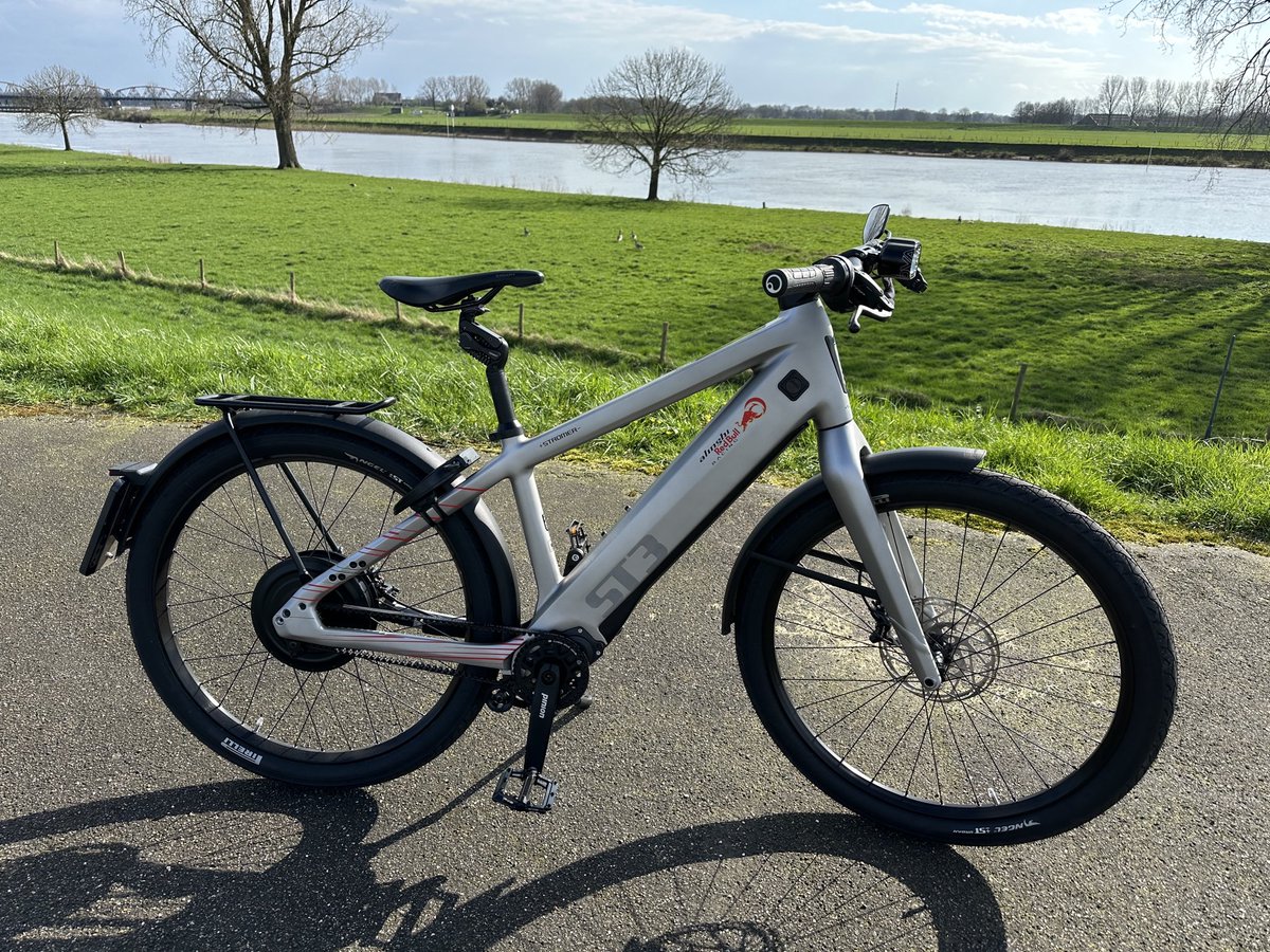 mariskArt's tweet photo. Zo. De Redbull maar even van stal gehaald voor een rondje langs de Maas……heerlijk fietsweer! #StromerST3 https://t.co/AI1vWGC0Vd