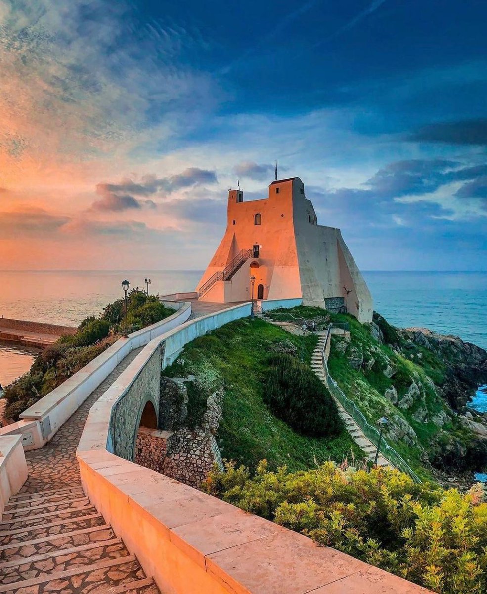 Una cartolina al tramonto da #TorreTruglia a #Sperlonga per augurarvi buona serata. Volete scoprire quali sono gli altri luoghi unici da cui ammirare il calare del sole nel #Lazio? 👉visitlazio.com/6-indimenticab… 📷 Ig francesco.anto82 #VisitLazio #LazioIsMe #LazioEternaScoperta