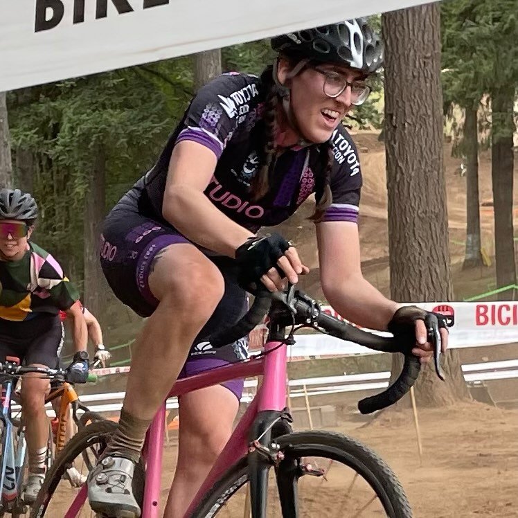 Men are so good at women's gravel racing that there were TWO on the women's pro elite podium at the Gorge Gravel Grinder in Oregon yesterday! 🥈Chloë Spritz (Cole Sprague) 🥉Claire (Ivan) Law They would have placed last and second to last in the men's pro elite category.
