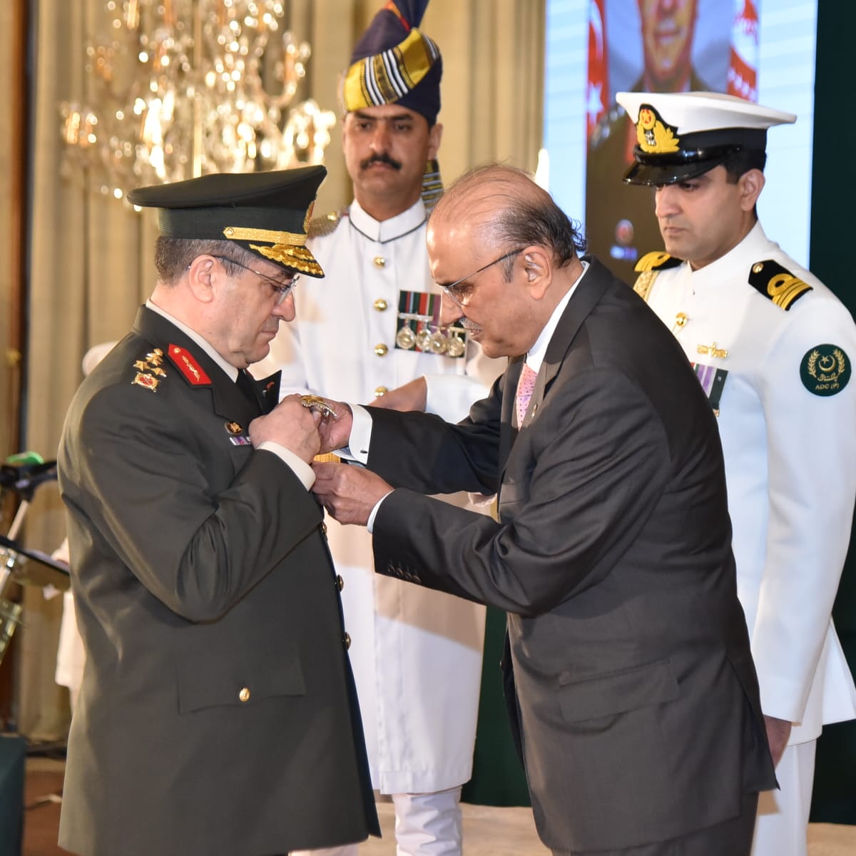 President Asif Ali Zardari conferring the award of Nishan-i-Imtiaz (Military) upon the Commander of Turkish Land Forces, General Selcuk Bayraktaroglu, during a special investiture ceremony held at Aiwan-e-Sadr.