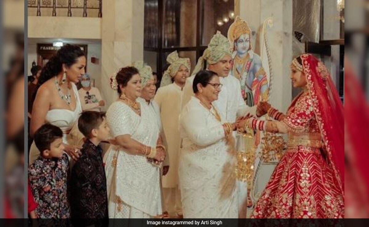 Arti Shares Wedding Famjam Pics With Krushna Abhishek, Kashmera Shah ndtv.com/entertainment/…