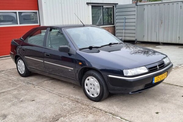 Hij rijdt waarschijnlijk nog goed, ziet er nog keurig uit en is reuze comfortabel: eigenlijk is het een topding, deze Citroën Xantia uit 1995. Het moet alleen natuurlijk ook nog een beetje je smaak zijn: autoweek.nl/autonieuws/art…