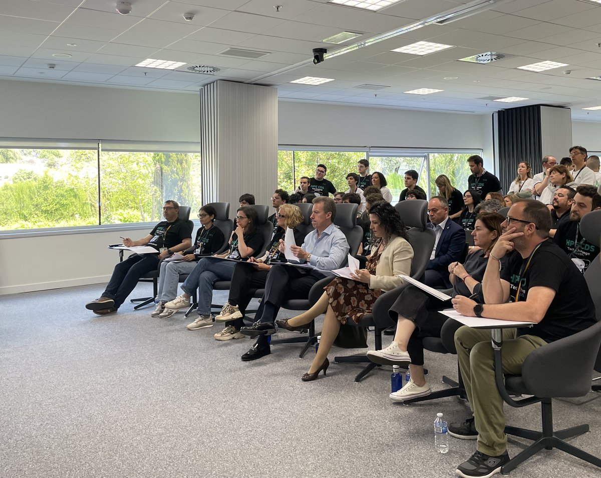HPECDS_ES's tweet image. Gracias, Cristina Álvarez, CEO de @LasRozasInnova, y @itxaso_2001, periodista tecnológica en @elespanolcom, por asistir como jurado; y a Jorge Hortas, responsable de #HPEEducationServices, y Lola Corral, estudiante en prácticas en CDS, por su contribución con los premios. ♥️