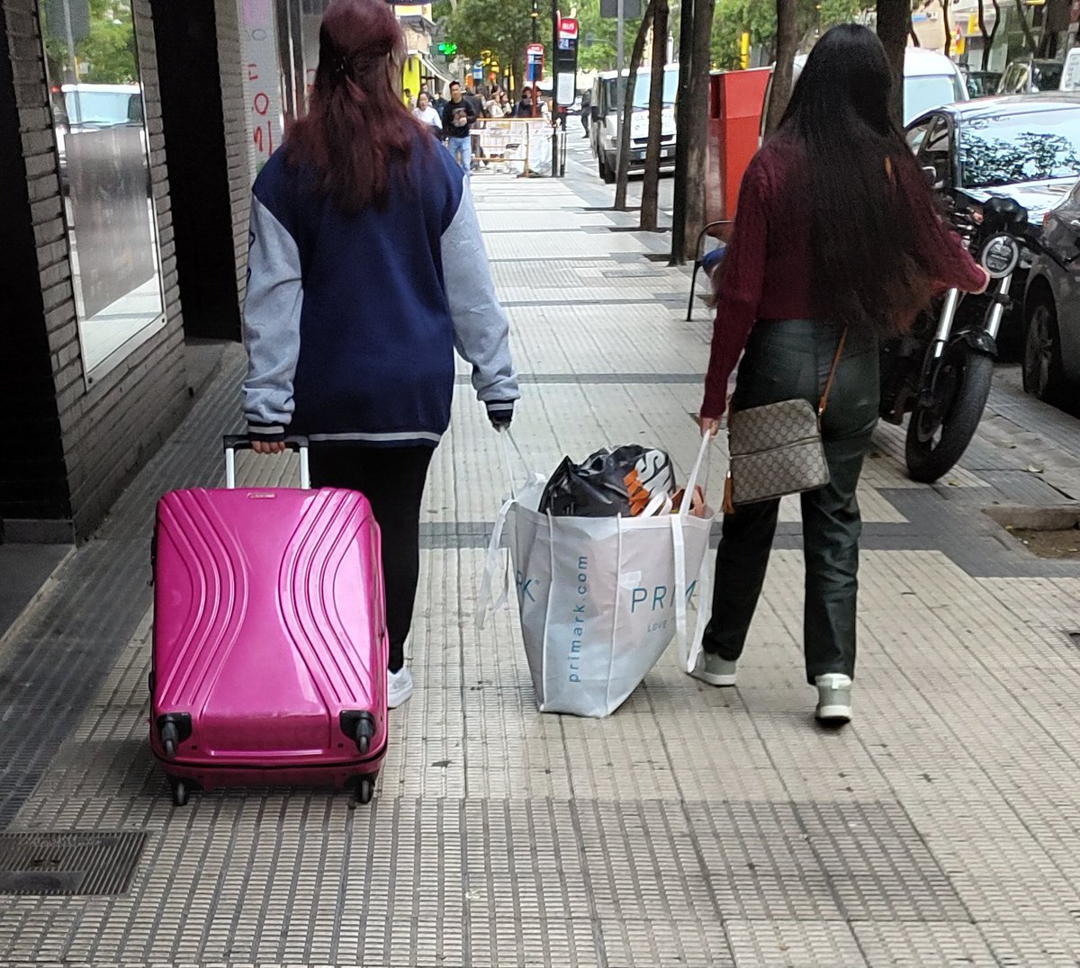 a juzgar por el tamaño de la maleta y la bolsa  estas dos han robado el equipo de sonido del gumma estamos jodidos