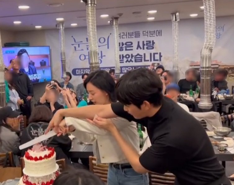 jiwon and soohyun cutting their wedding cake... i mean the qot cake 😁