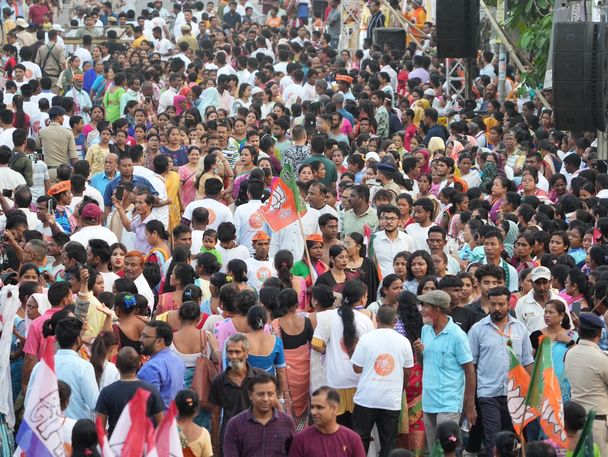 𝐔𝐧𝐛𝐞𝐥𝐢𝐞𝐯𝐚𝐛𝐥𝐞 𝐄𝐧𝐞𝐫𝐠𝐲 𝐢𝐧 𝐆𝐮𝐰𝐚𝐡𝐚𝐭𝐢 🪷

Nari Shakti and Yuva Shakti in full force on the streets of Guwahati as they accompanied Adarniya Amit Shah ji in his Vijay Sankalp Yatra. 

Amazing visuals 😍

#AssamCampaign2024