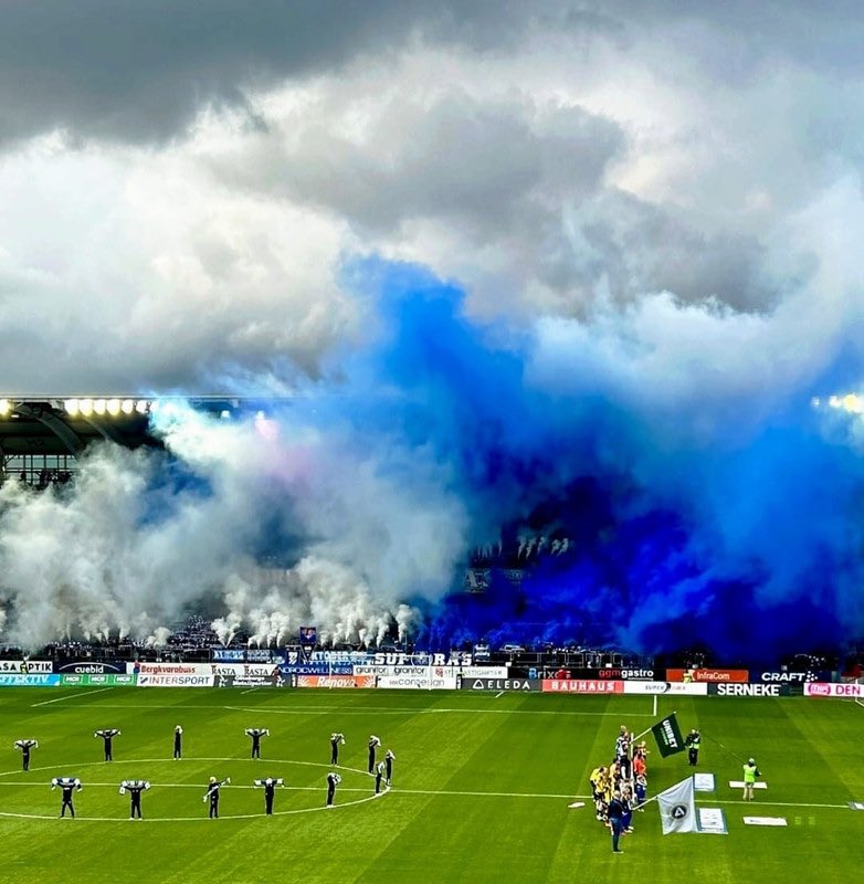 Швеция, фанаты Гетеборга дымят клубными цветами на домашней игре против Хэкена / Sweden, Goteborg-Hacken. Pyro!