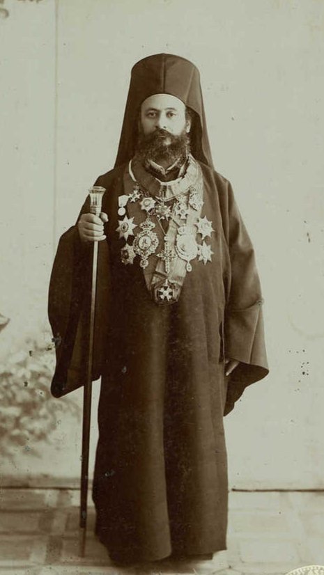 Bu kişi 300 milyon Ortodoks'un lideri 263. Ekümenik Patriği III. BASİLEİOS

1925-1929 yılları arasında İstanbul'da Hristiyan Ortodoks'lara liderlik yaptı

Laiklik cart curt diyerek İslam Hilafet'ine düşmanlık edip lağveden Kamâl
Ortodoks liderine dokunamadı‼️
Kamâl kimin adamı ⁉️