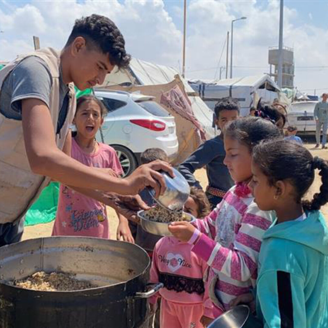 دعونا نستمر في التخفيف من #معاناة #المحاصرين في غزة، أنهم في حاجة ماسة إلى #المساعدات_الغذائية ومستلزمات النظافة والصحة، وغير ذلك من الضروريات. bit.ly/3Qf4kLW