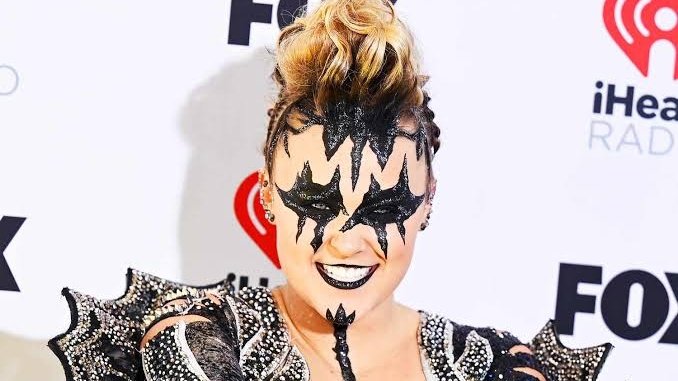 _sillyclaw's tweet photo. The interviewer was almost laughing at Jojo Siwa https://t.co/s6BO51dDsg