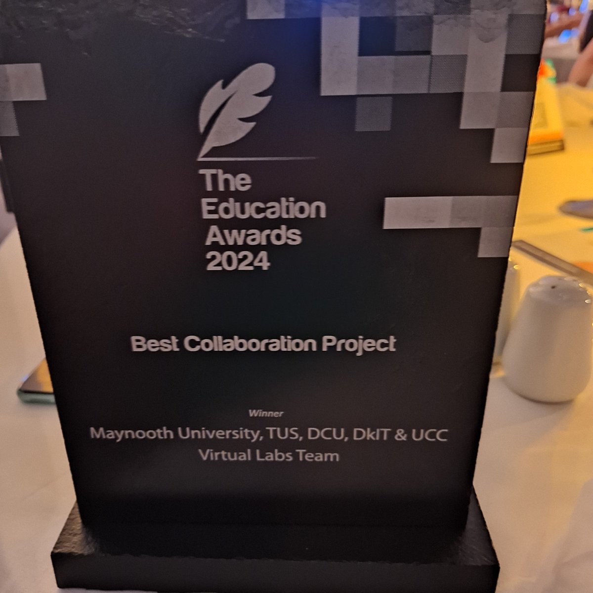 🎉 Great news! 🏆 @virtuallabs has won @EDUAwardsIRL for the Best Collaboration Project. Also in Top 6 for the overall award! The Science Studio @UCC is part of this innovative project. 👏Congratulations to the team including Dr Eric Moore & colleagues in @uccchemistry