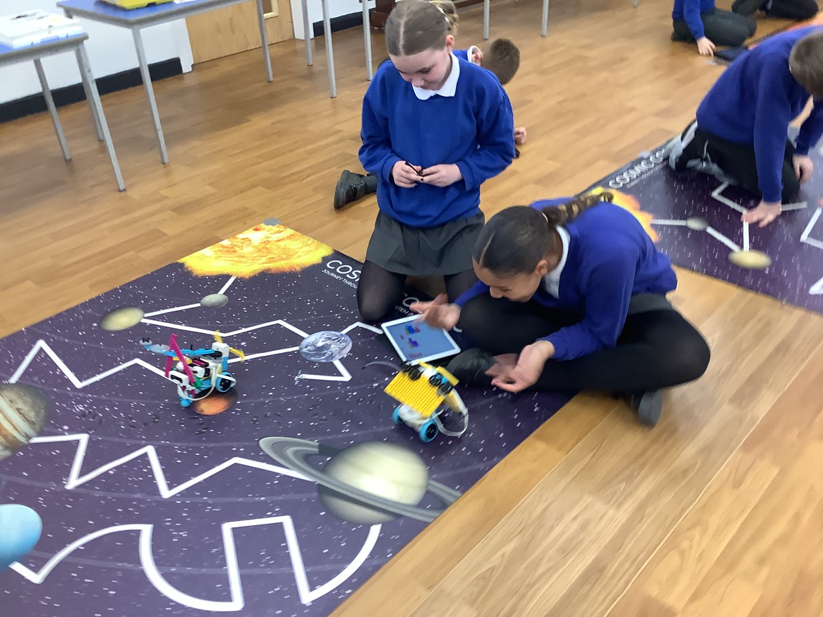 Our pupils were lucky enough to take part in a Robotics Workshop delivered by the RAF. The children built and coded robots to navigate coding tracks. They were challenged to modify/design robots to complete a range of challenges @TrustVictorious @hyetteducation @YewTreePrimSch