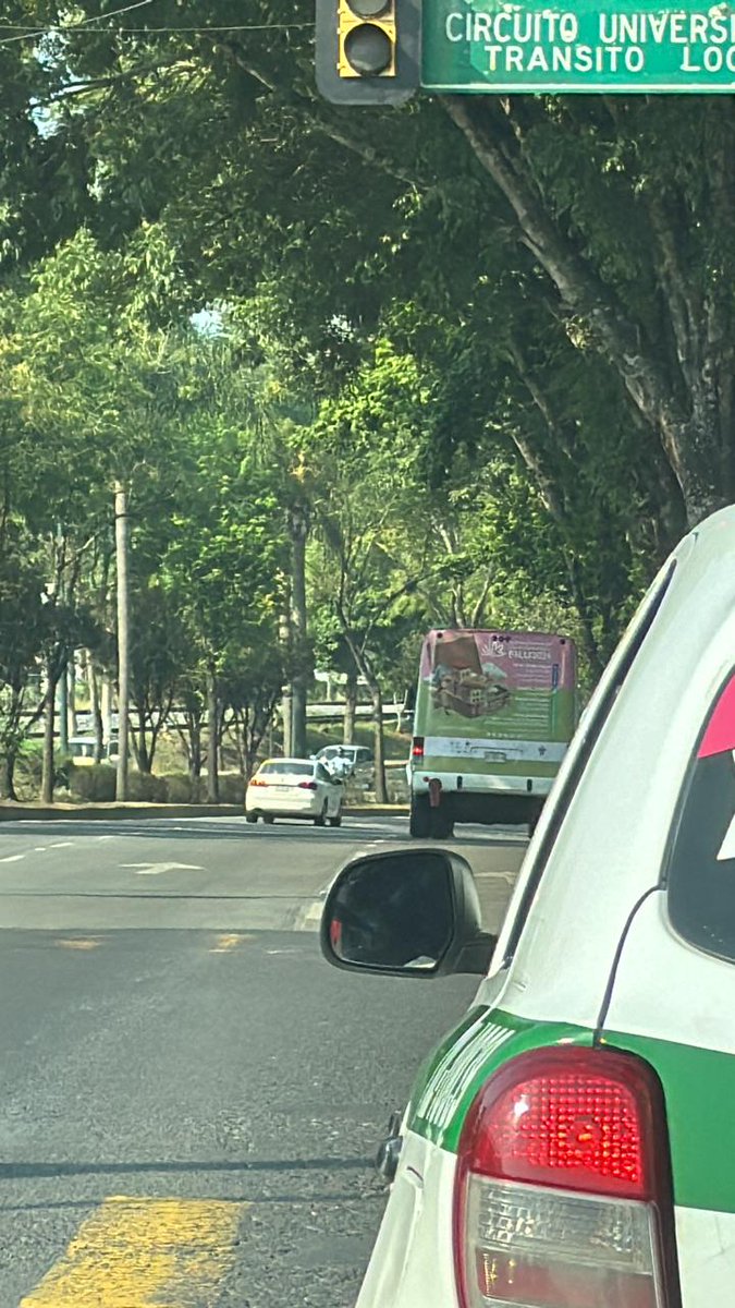 #Precaución por autobús de la línea interbus descompuesto en la lateral de Circuito Presidentes con dirección a velódromo #Xalapa adelante del semáforo de USBI.

Notiwhats