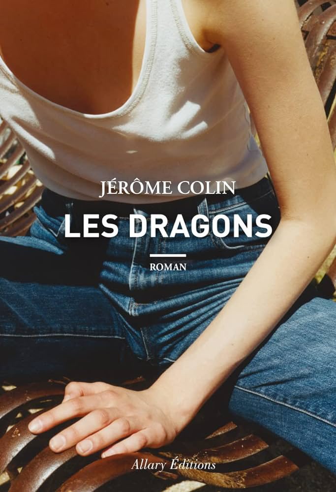 Il s’appelle Jérôme Colin.
Il anime des émissions à la télévision et à la première radio publique belge.
Habitué à poser les questions, il a accepté de répondre aux miennes dans mon Salon Littéraire pour son dernier roman, Les Dragons.
Ses romans portent tous sur des temps de