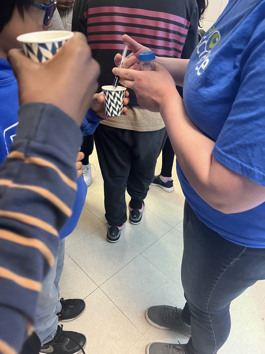 AndreaDonato123's tweet photo. Thank you to #letstalkscience for talking to us about Immunology! We learned about how bacteria is transferred and the importance of keeping ourselves and others safe. @StElizabethOCSB https://t.co/jxZQ9RbERp