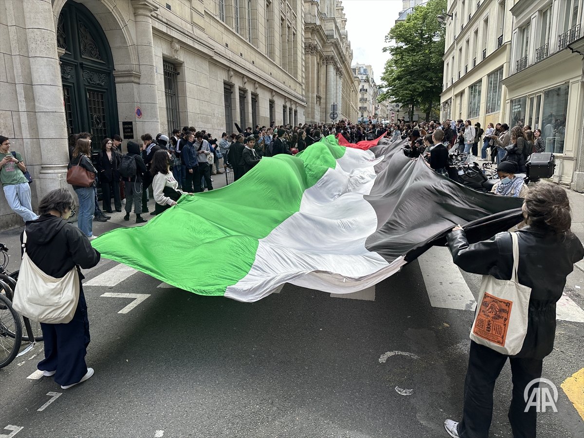 France : les étudiants de Sorbonne organisent un rassemblement de soutien à la Palestine 📸 Mohamad Alsayed ➡️t.ly/pINkM