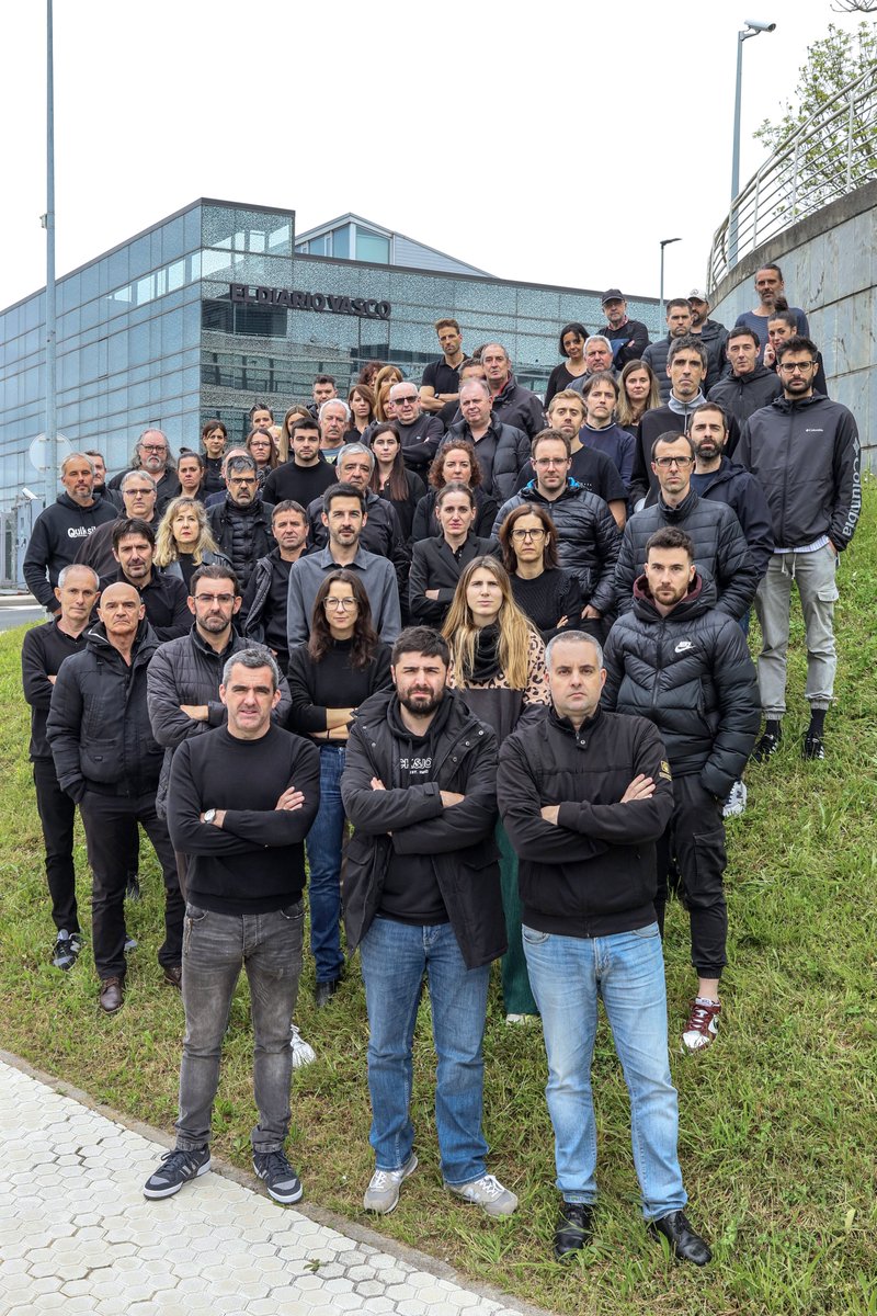 La plantilla de <a href="/diariovasco/">El Diario Vasco</a>  ha vuelto a concentrarse en el tercer #lunesnegro para reivindicar un convenio digno que mejore las condiciones de l@s trabajadores. La lucha continúa 💪