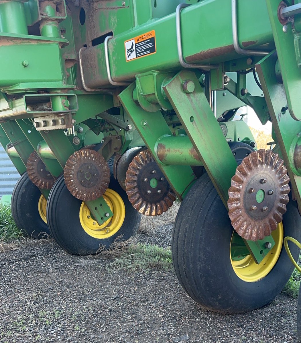 Team no till coulter. Row cleaners are just there for decoration 75% of the time anyway. #trashfarming