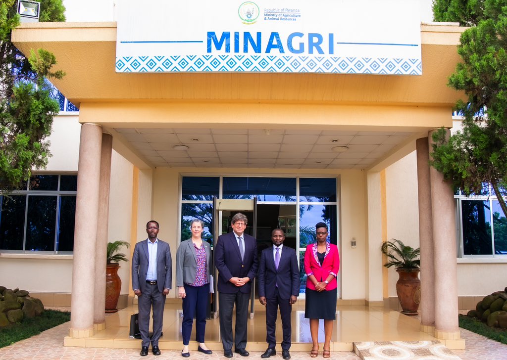 Minister @Ilde_Musafiri received a courtesy call from Jonathan Kamin, @USAIDRwanda Mission Director. They discussed ways to enhance the current cooperation between MINAGRI and USAID.