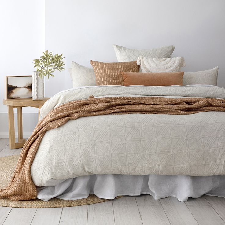 Latest_Bedding's tweet image. Opt for a layered look for added dimension and warmth when setting your quilt. Start with a fitted sheet, followed by a lightweight quilt or coverlet, then add a duvet for extra coziness. Finish with decorative pillows for a polished touch. #QuiltStyling #BeddingTips #CozyHome