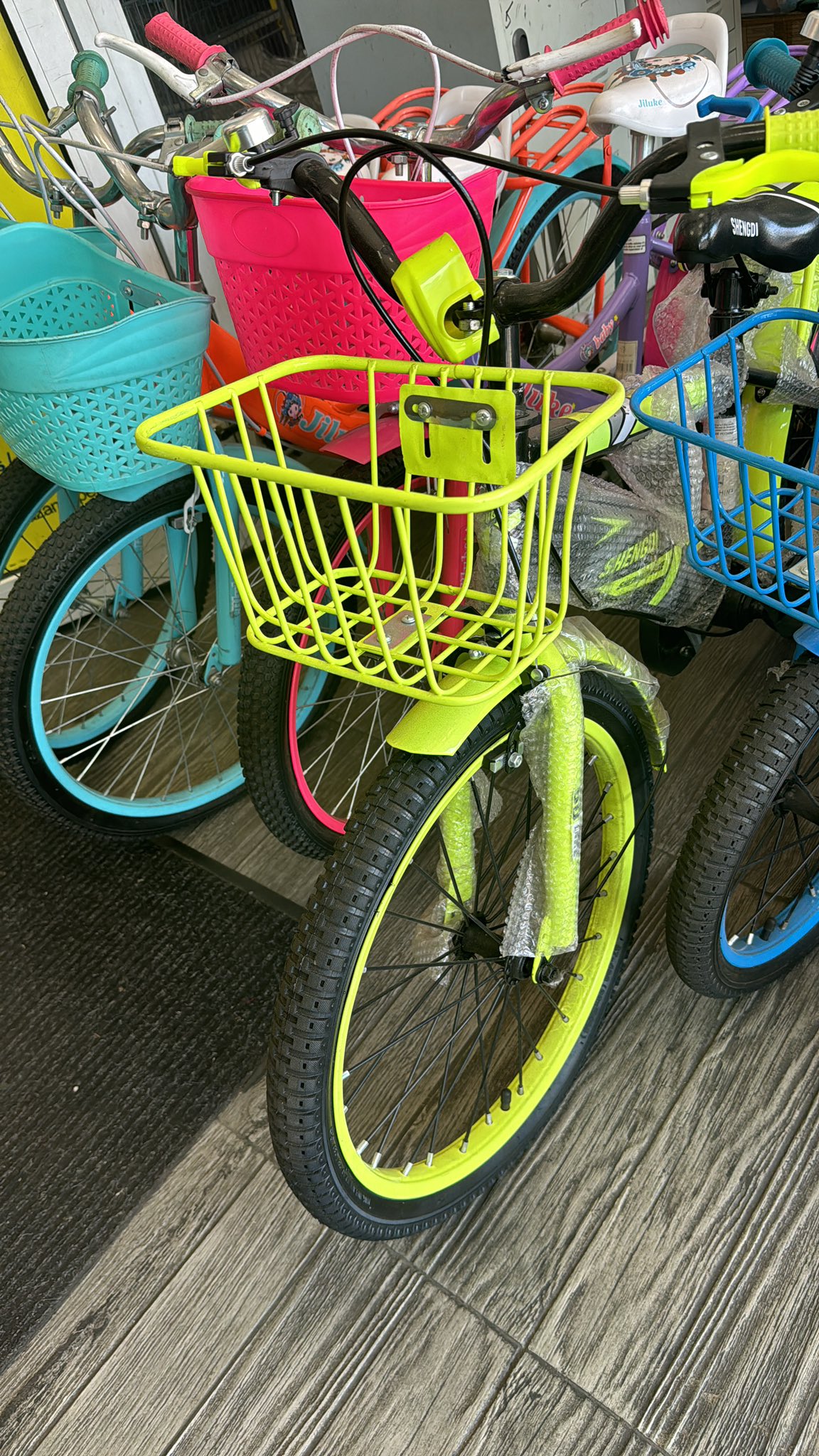Maya Ganjalou on X URGENT rental needed for a shoot tomorrow Tuesday does anyone have a bike like this in Kingston https t 5MTn0Bb74W X