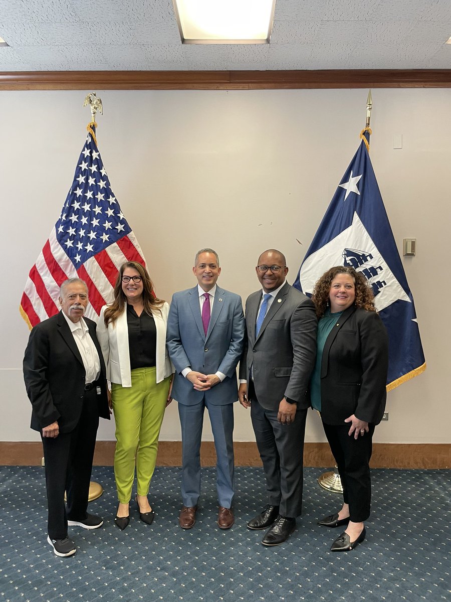 We’re building a vibrant and prosperous future where every Long Beach resident and family can thrive. Thanks @dgravesjr, Deputy Secretary of Commerce, for meeting with us this morning!