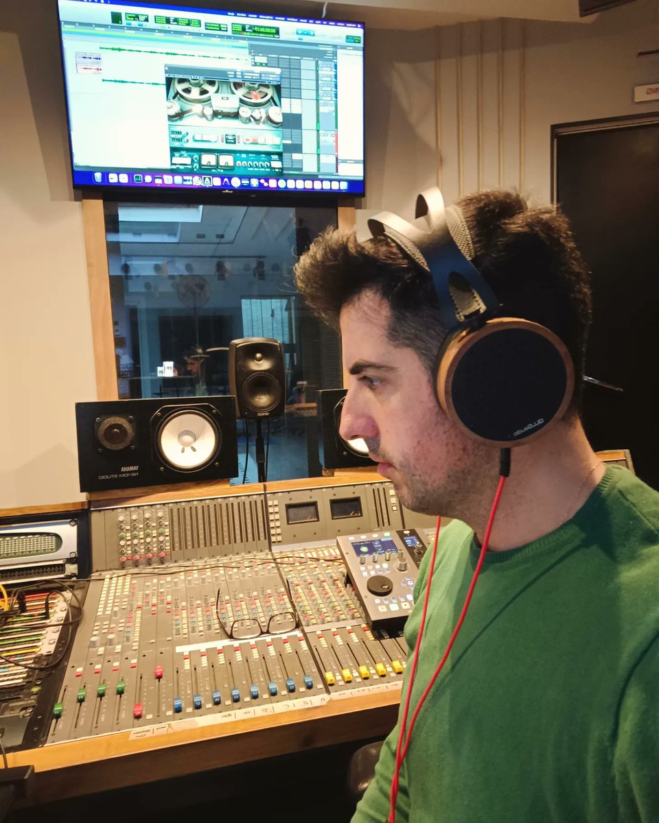 Llevo una semana trabajando con los auriculares @olloaudio S4X junto a mi sistema de monitores principales. Su nivel de detalle es absolutamente excelente. . ¡Los mejores!
👏🏻👏🏻🔴🎧

#Olloaudio #hearphones  #music
#studiolife #mixing #audio #gear #LaJoyaMusic