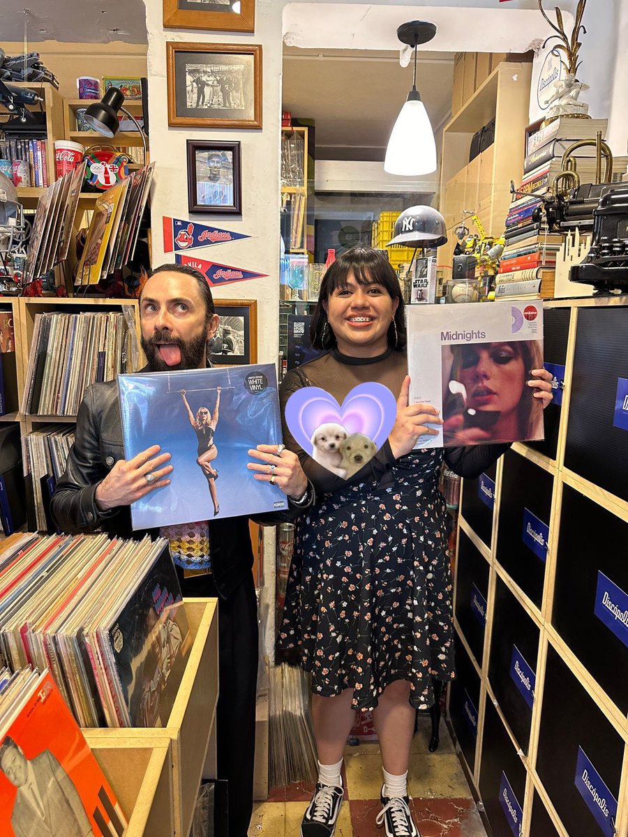 UndercoverFanny's tweet photo. En https://t.co/3MsHoEnufb tenemos un proyecto llamado 'De Disco en Disco' donde nos vamos a platicar con artistas a tiendas de vinilos. 

En este segundo episodio fue el turno de Jay de la Cueva :) y acá se los dejo por si lo quieren checar 🫶 https://t.co/5jTm04I3n6 https://t.co/fTi4k4BFuz