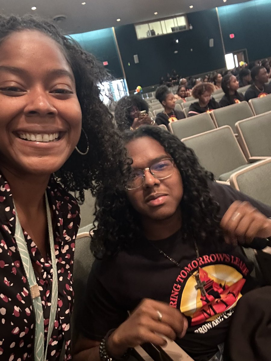 When your mom and brother come to your school for MTL 🫶🏾 Welcome to Flanagan family 💚