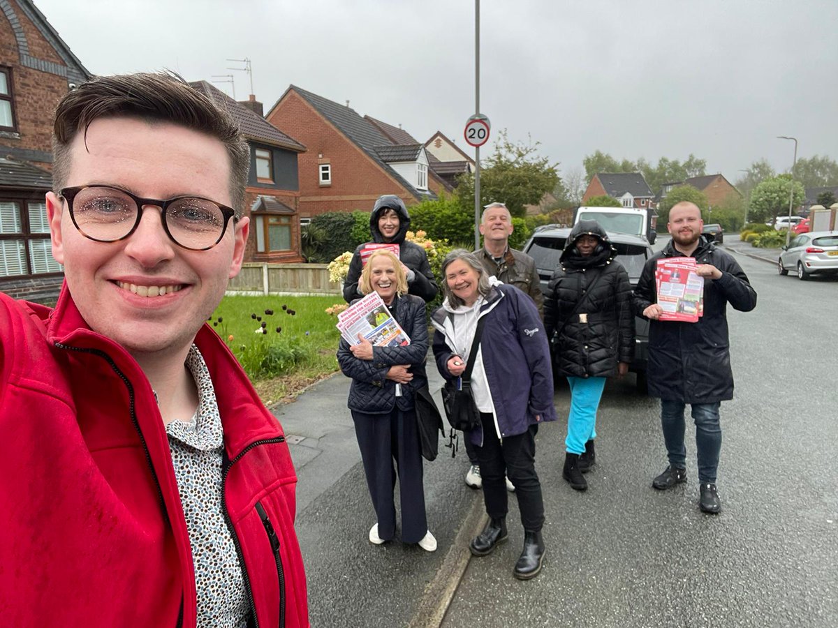 Rain and wind didn't stop us this evening supporting @MetroMayorSteve and @emilyspurrell . Big shouts our to @CllrLHarvey @FinleyNolan_ Harry, Jane, Bernard, and Natalie. VOTE #Labour on Thursday 2nd May 🌹🌹🌹