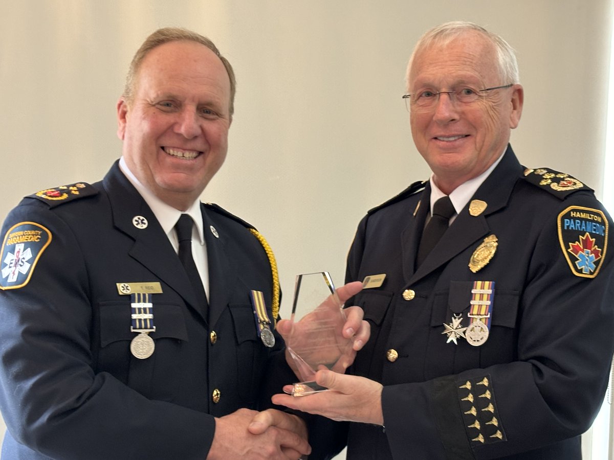 Today Tom Reid retires after 41-years of service. As @DufferinMedics Chief & an OAPC Director, his innovative approaches have shaped paramedicine. Here, President @mcsander1 presents him with a memento to commemorate his legacy. More: bit.ly/3xY6zwI @HeadwatersHCC