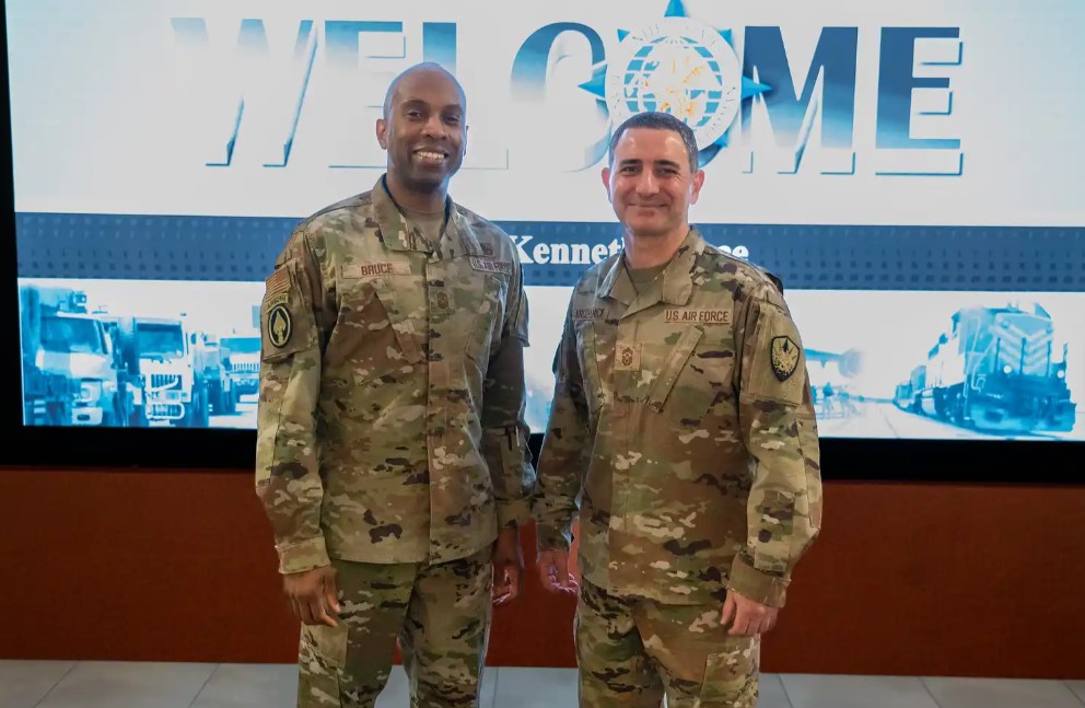 Family… Great time with USCYBERCOM CSEL, CMSgt Kenny Bruce, for a @US_TRANSCOM immersion. #TogetherWeDeliver#USCYBERCOM